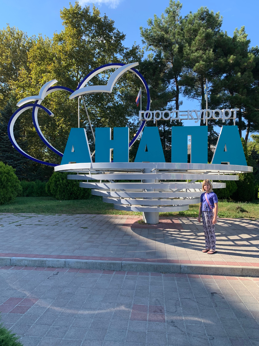 Миллионы наших сограждан имеют схожие снимки в своих домашних архивах. Где-то на далеком севере, пересматривая летние снимки русский человек греет ими душу.