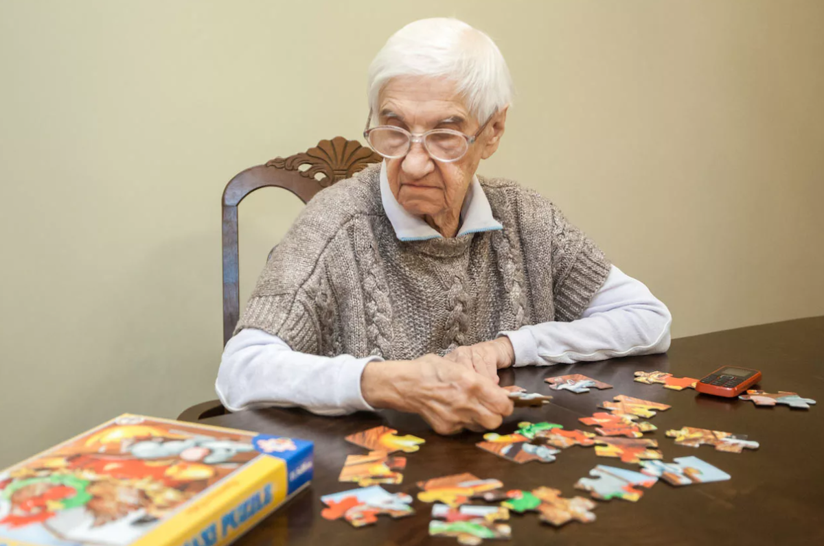 Улучшение памяти в возрасте. Игрушки для пожилых. Игровая терапия для пожилых. Игрушки для пенсионеров. Творческий пожилой человек.