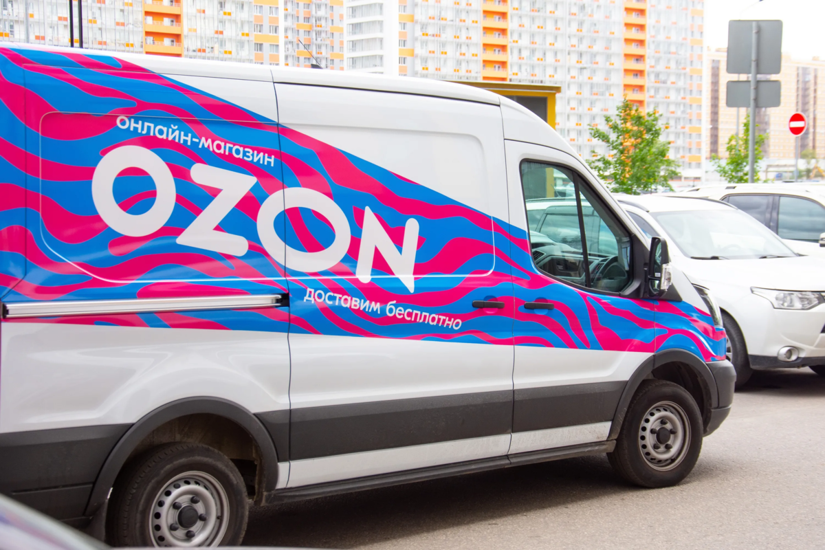 Доставка сайта озон. Фургон Озон. Машина Озон доставка. OZON экспресс. OZON грузовик.