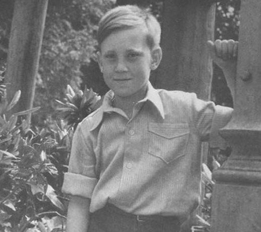 Фото: ygashae-zvezdu.livejournal.com будущий советский поэт, актёр театра и кино, автор-исполнитель песен - Владимир Семенович Высоцкий в детские годы