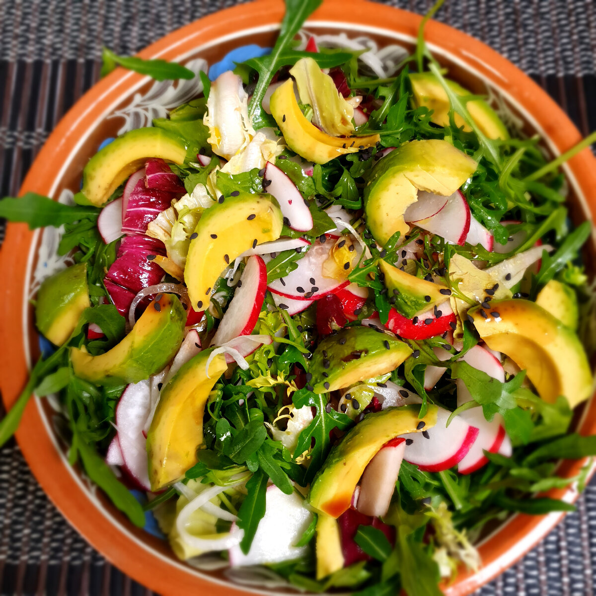 Смесь салатных листьев, авокадо, редис, семена кунжута, заправлено нерафинированным оливковым маслом и  соевым соусом.