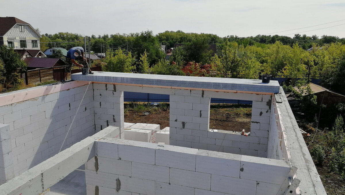 Укладка плит перекрытия.