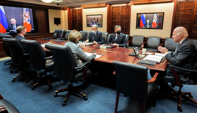 А тут сразу 4 подсказчика. Путин на том конце провода был один. Он не стал звать Пескова, Шойгу и Лаврова (фото из открытых источников)