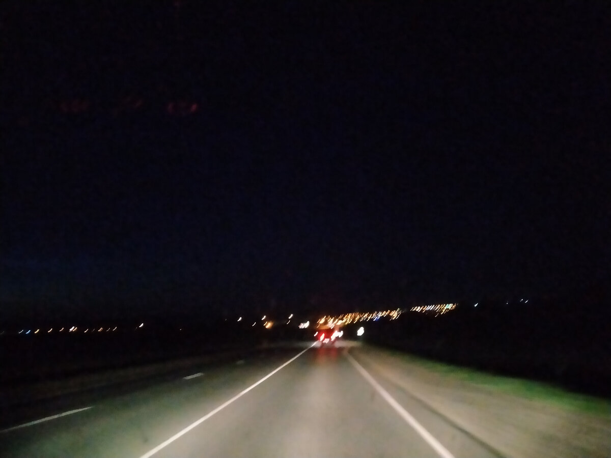 Огоньки города, где живут мама, папа и брат