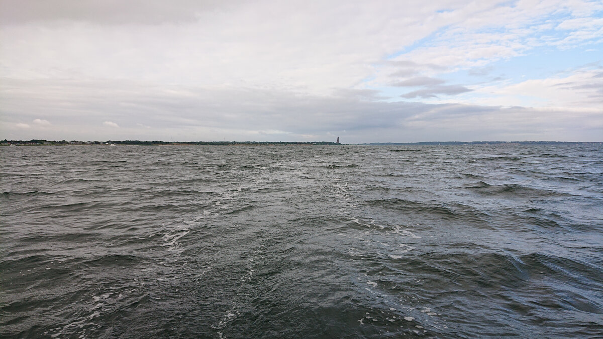 Laboe позади на горизонте