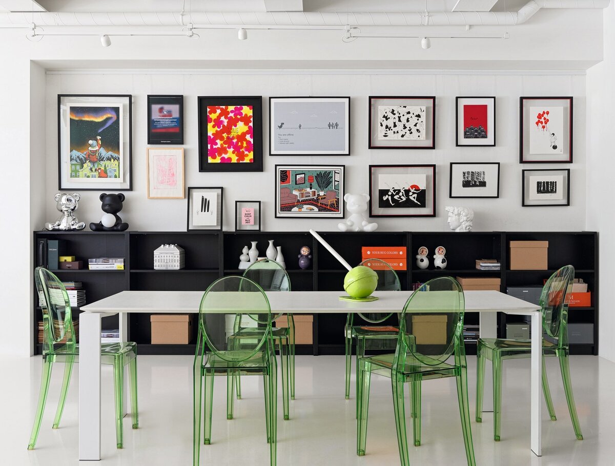 Офисная зона. Стол и стулья, Kartell; стеллаж, IKEA; медвежата на стеллаже, Qeeboo; свет, Artemide; на столе скульптура “Чупа-чупс”, Asiknova Ceramics. На стене работы из коллекции Елены: Рустам Кубик, Никита Nomerz, Владимир Абих, Нана Тати­швили, Вероника Ивашкевич, Михаил Заиканов, Артем Прут, Александра Гарт, кабинет графики WöD