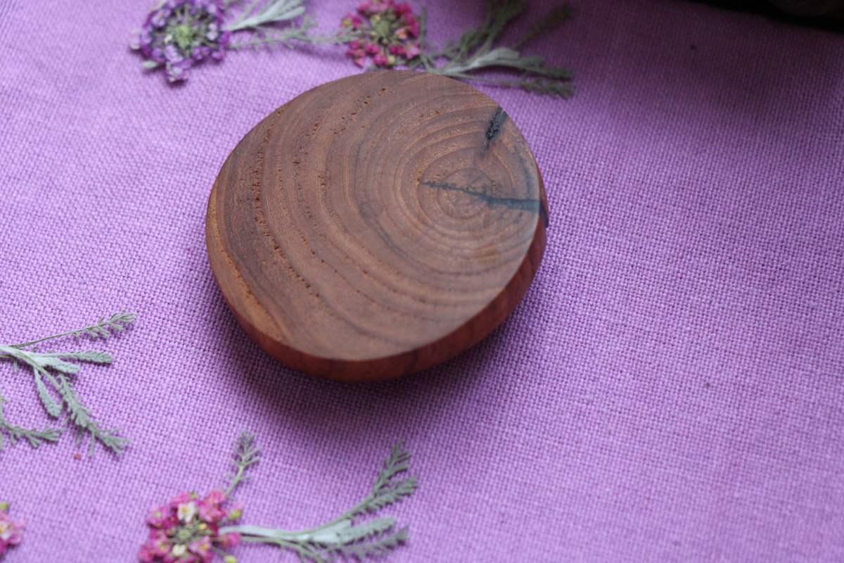 Брошь "Луна", дерево ясень, диаметр 5 см.