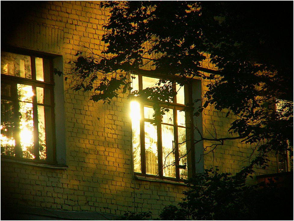 Вечерние окна домов. Свет в окне. Ночные окна домов. Дом с горящими окнами. Свет в окне читать