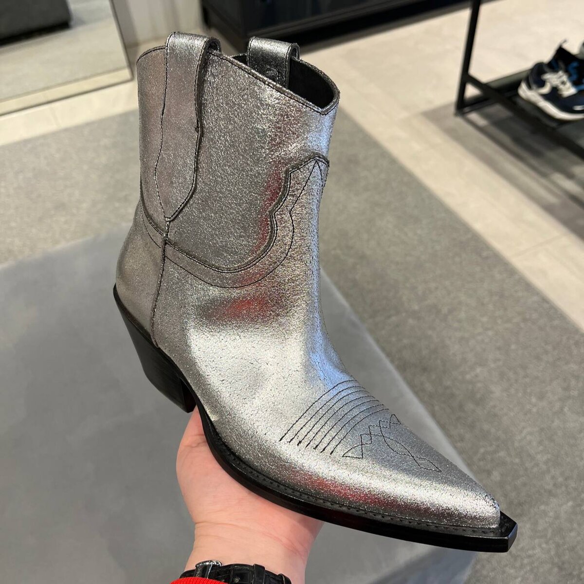 И даже Maison Margiela за 20 000₽ вместо 84 370₽, что удивительно (Магазин Topstyle)
