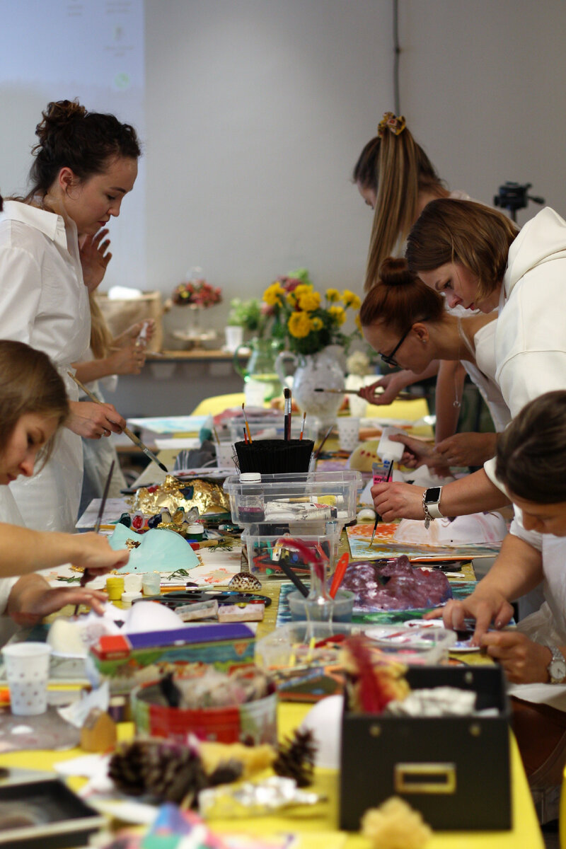 Групповая арт-терапия.Творческий процесс на тему встречи. Работа с масками личности.