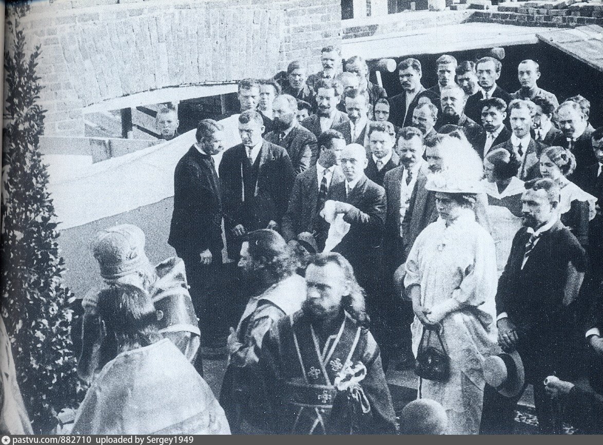 Торжественная закладка будущего кинотеатра. Справа на фото, за дамой в шляпе, вы можете увидеть самого Александра Ханжонкова, 1913. С сайта www.pastvu.com.