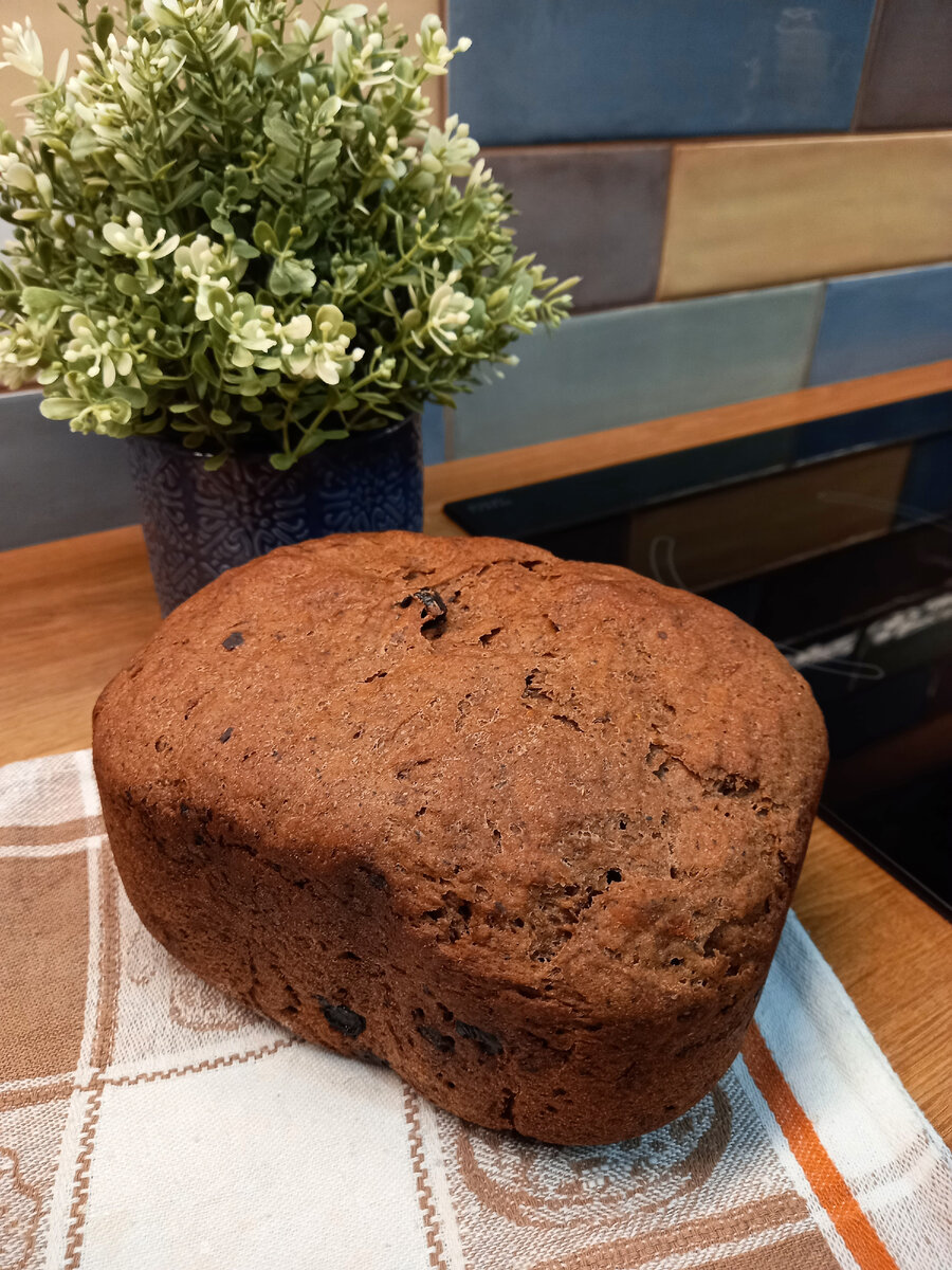 Темный хлеб с сухофруктами.