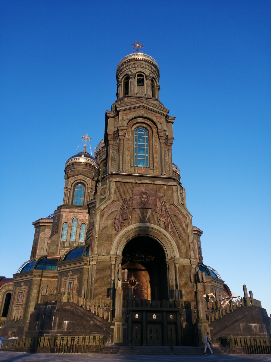 Западный портал и вход в нижний храм. Над входом -- Спас Нерукотворный, древний образ Христа, с которым русские воины шли в бой.