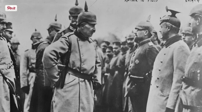 Кайзер Вильгельм II (1859-1941) на поле боя во время Первой мировой войны, около 1915 года.