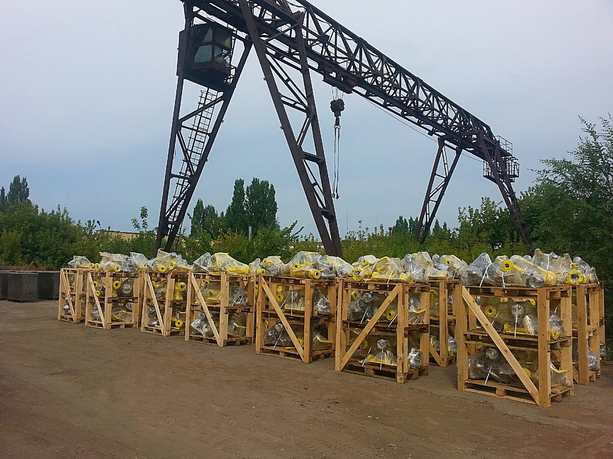 Подготовленные к отгрузке стеллажи из трёх палет с узлами трубопроводной обвязки ГРУ DN50, обеспечивающие загрузку стандартной фуры в количестве 30 стеллажей.