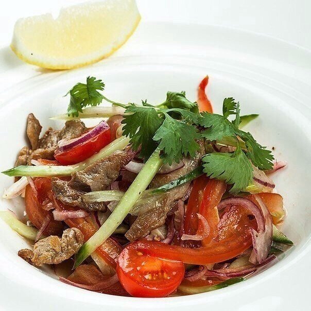 ​​Салат из говядины и помидоров

Ингредиенты:
Говядина отварная нежирная – 200 г
Помидоры – 500 г
Огурцы свежие – 200 г
Лук репчатый – 100 г
Сметана – 200 г
Перец и соль по вкусу

Приготовление:
1. Мясо нарезать соломкой.
2. Помидоры помыть и измельчить.
3. Огурцы очистить от кожицы и нарезать кружочками
4. Лук мелко нарубить
5. Все ингредиенты смешать, поперчить, посолить и заправить сметаной.
6. Перед подачей на стол украсить салат кусочками помидора и кружочками огурца.