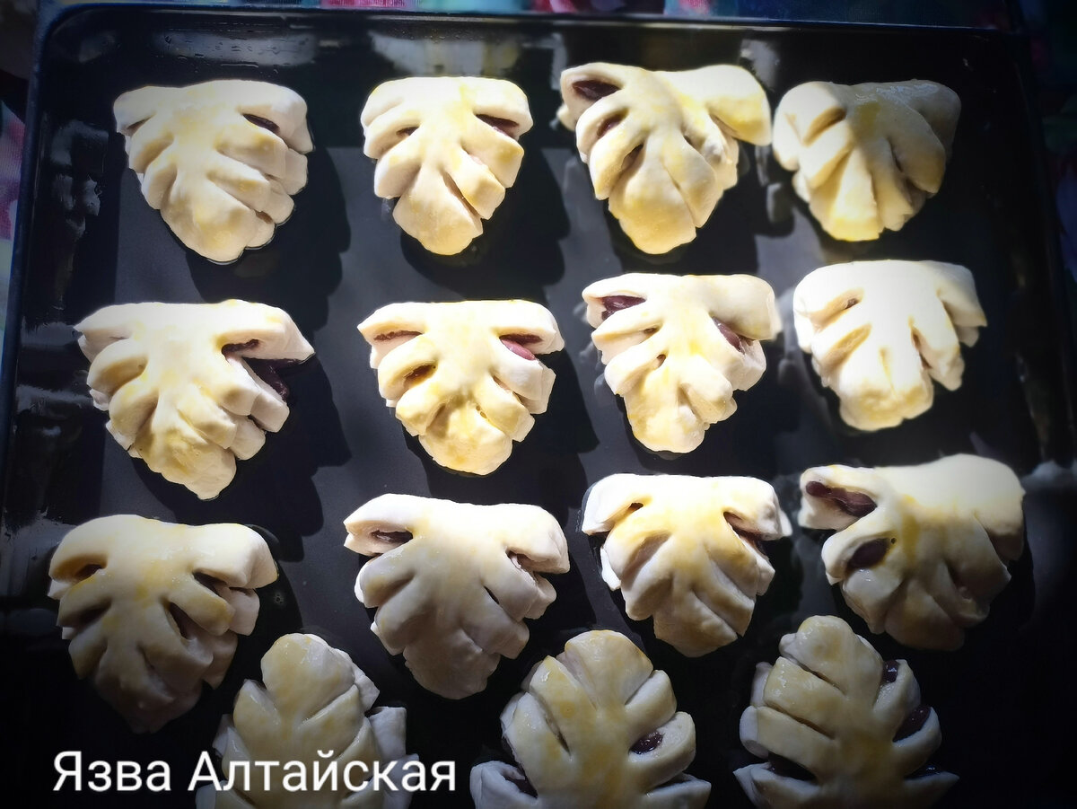 Готовятся отправиться в духовку. Для меня это листики, а для сына ёлочки. 