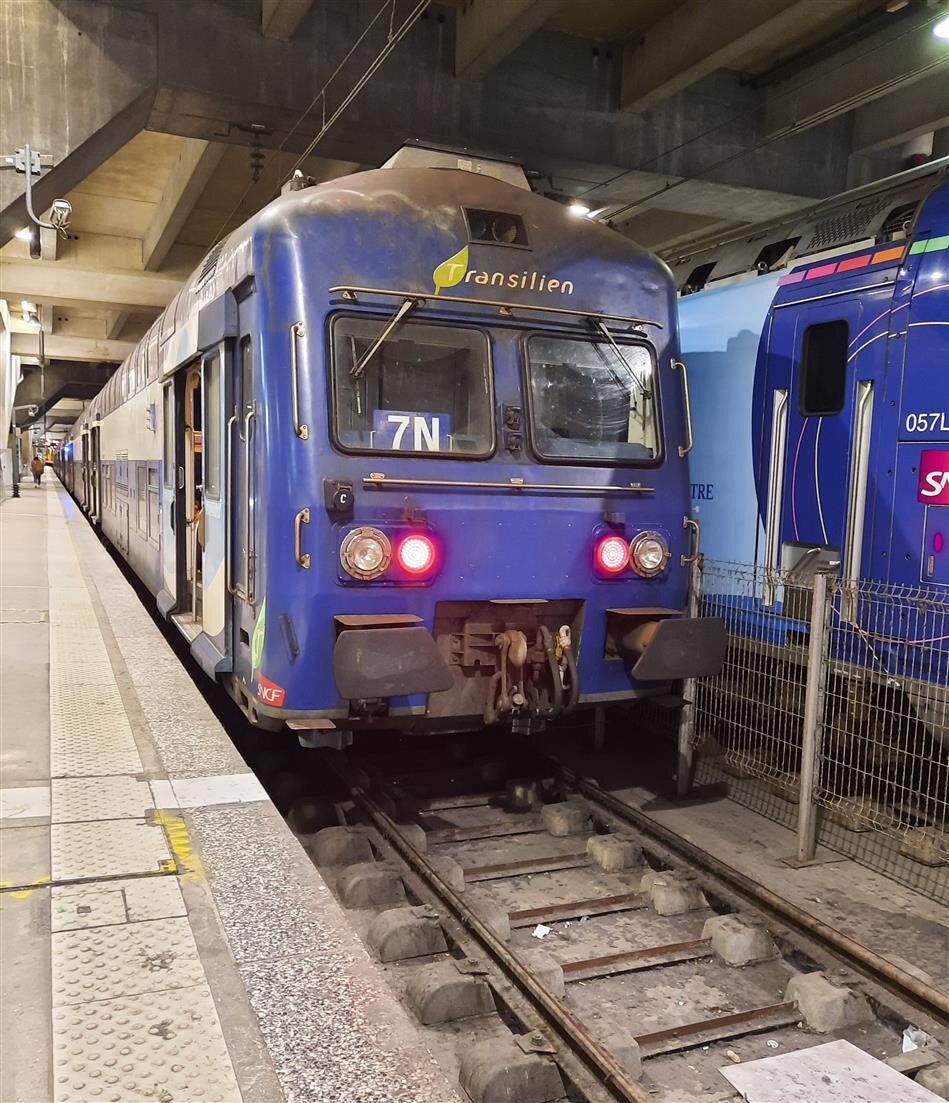Пригородный поезд на вокзале Монпарнас. Фото было сделано год назад. Сейчас этих старичков полностью заменили новые экспрессы