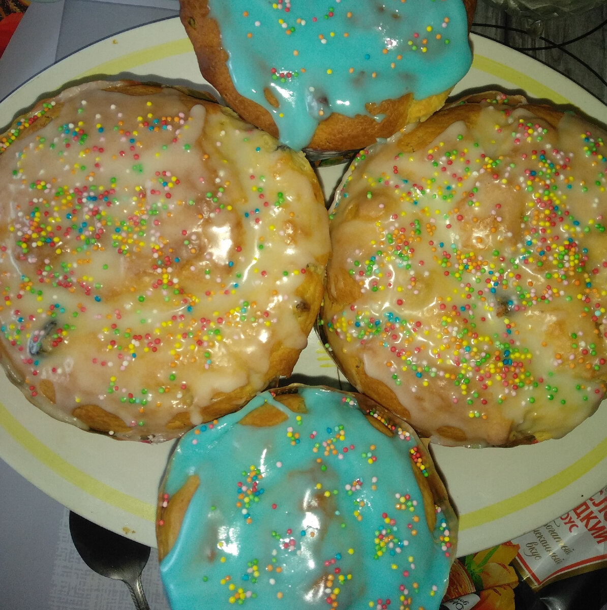 Пекла сама, получилось очень вкусно, средняя калорийность порядка 400 Ккал. Рецепт подробно не записывала, не было времени.