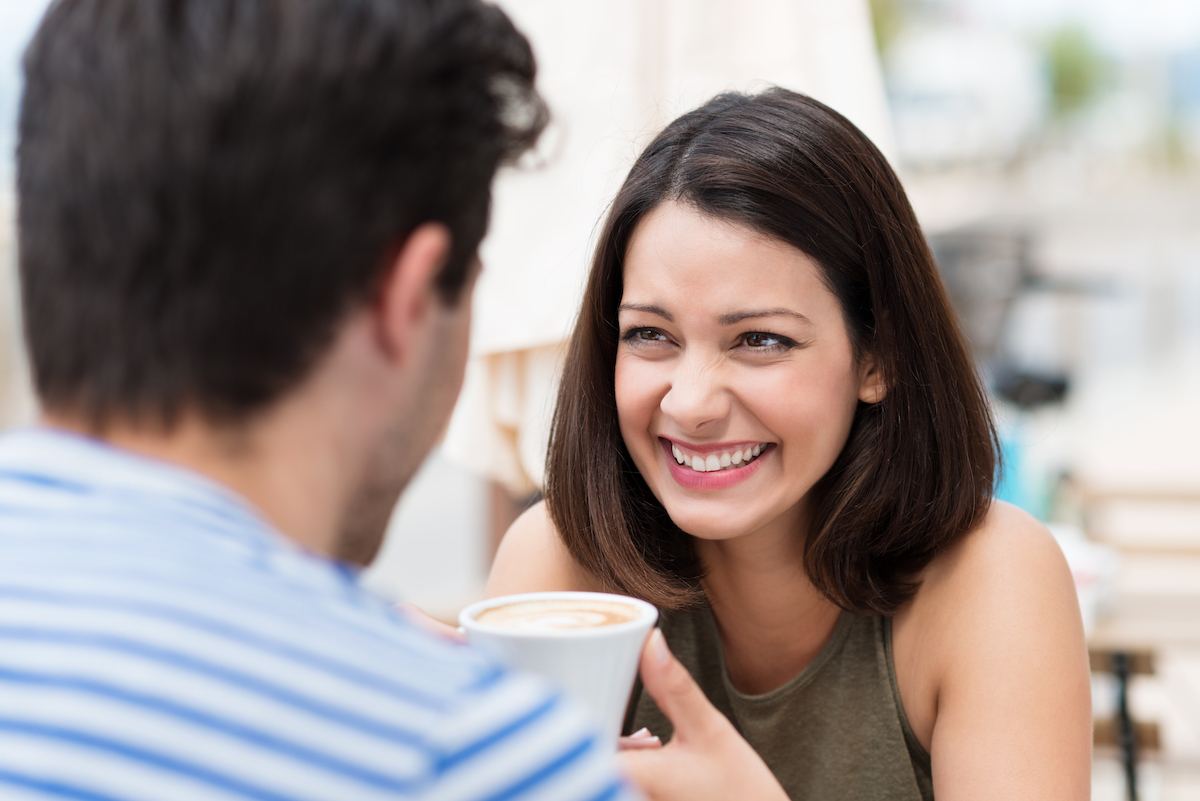 Talking over me. Кофе улыбается фото. Девушка настаивает на меня. A woman imagining a Date with a man. Woman smiling to husband.