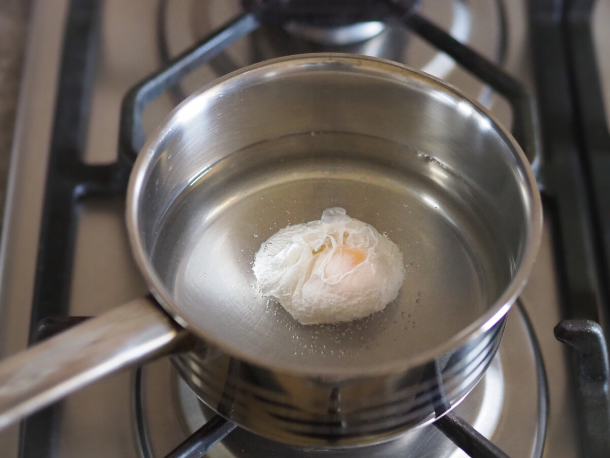 Пашот в кипящую воду. Как сделать яйцо пашот в домашних условиях в кастрюле.