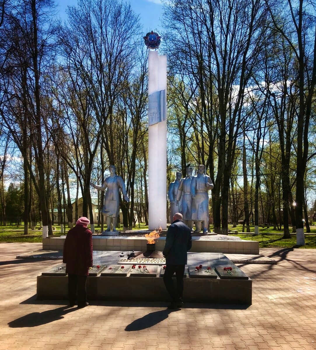 Обелиск героям-ожерельевцам, погибшим в боях за Родину 1941-1945 гг., г. о. Кашира, мкр. Ожерелье, 2022 г.