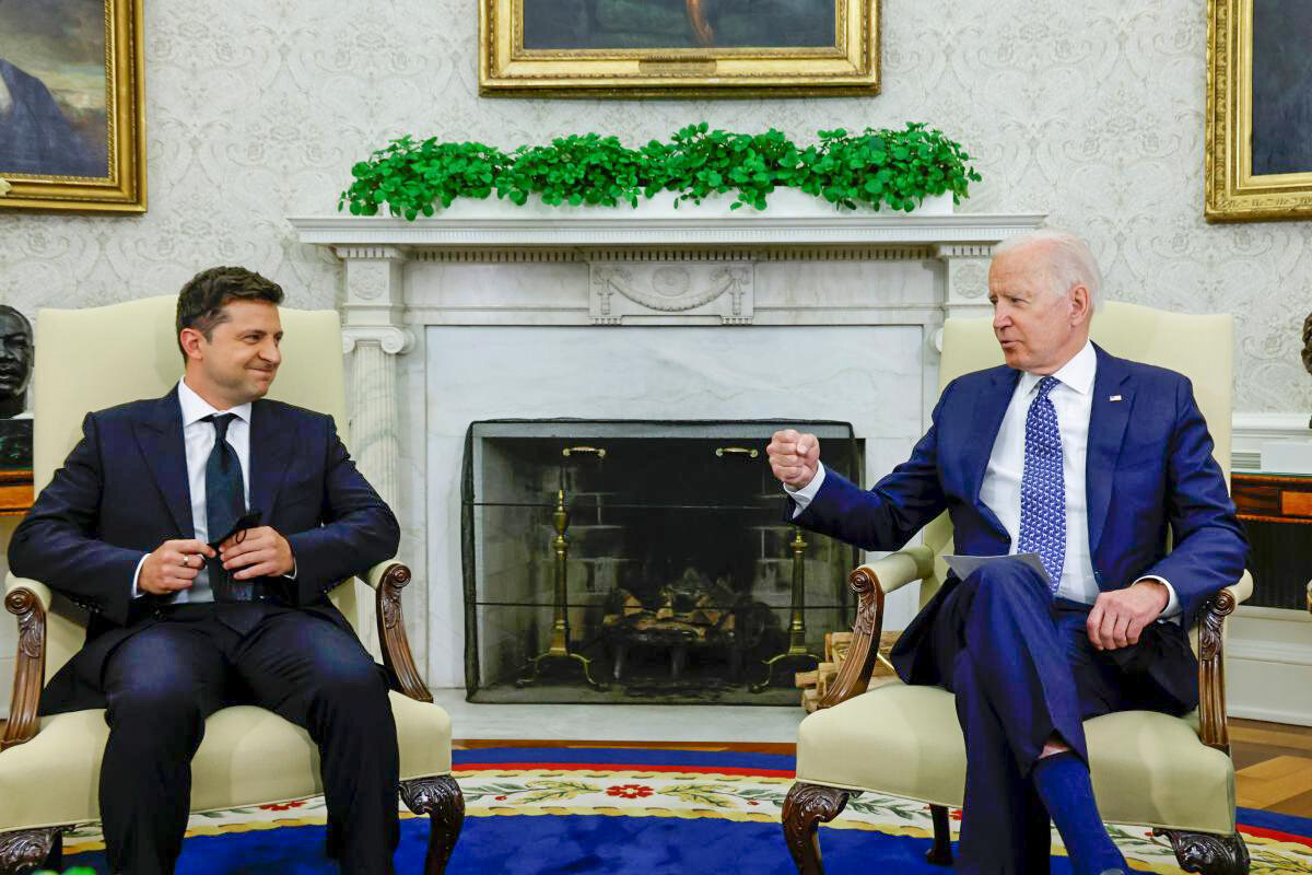 Инструктирует. Фото из открытых источников.