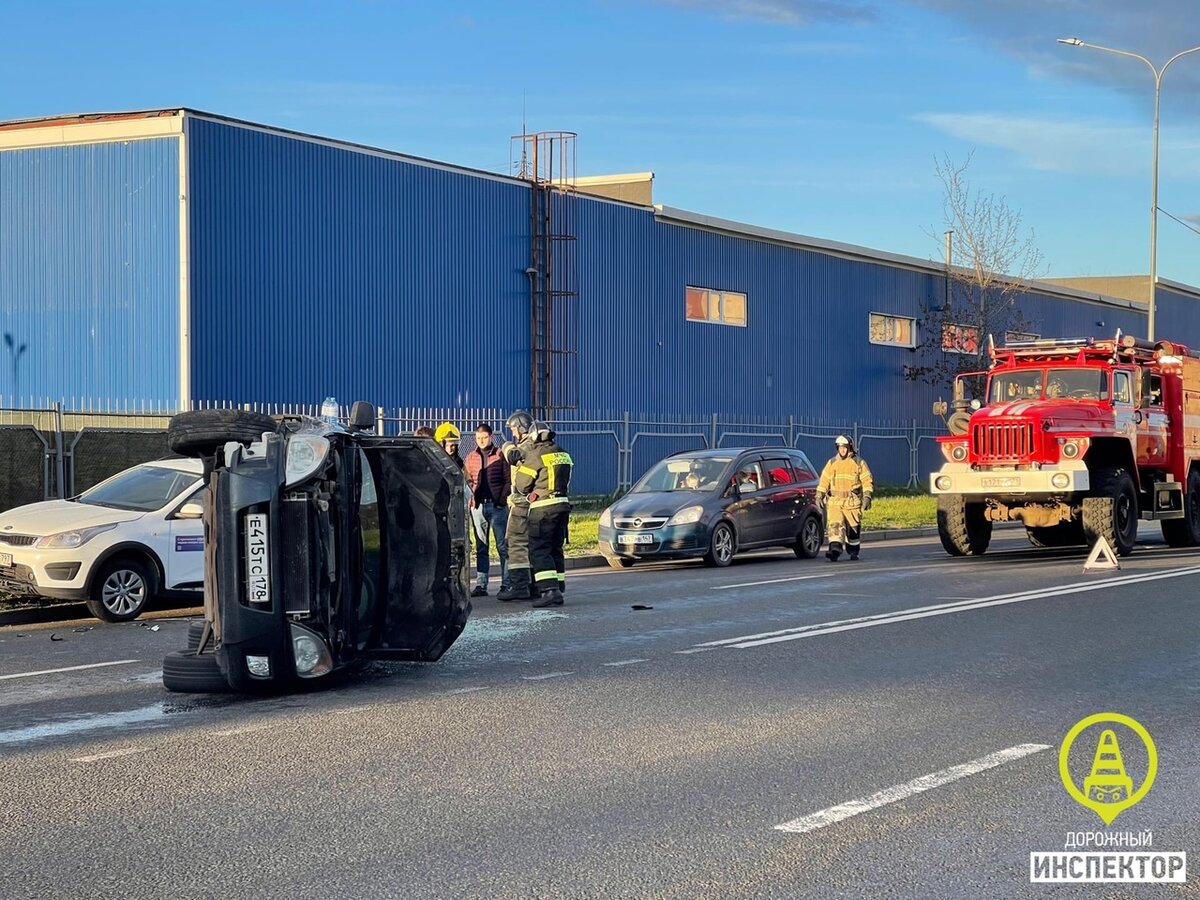 ДТП вблизи ул. Мебельная 9. Фото: vk.com/dorinspb
