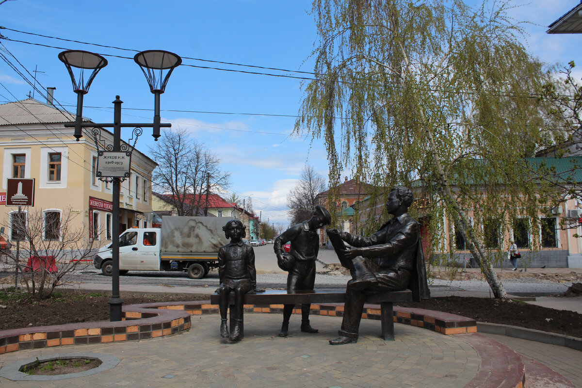 Памятник художнику Н.Н. Жукову