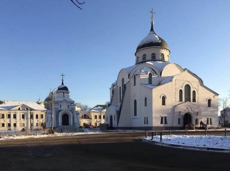 Воскресенский собор и церковь Царственных Страстотерпцев.