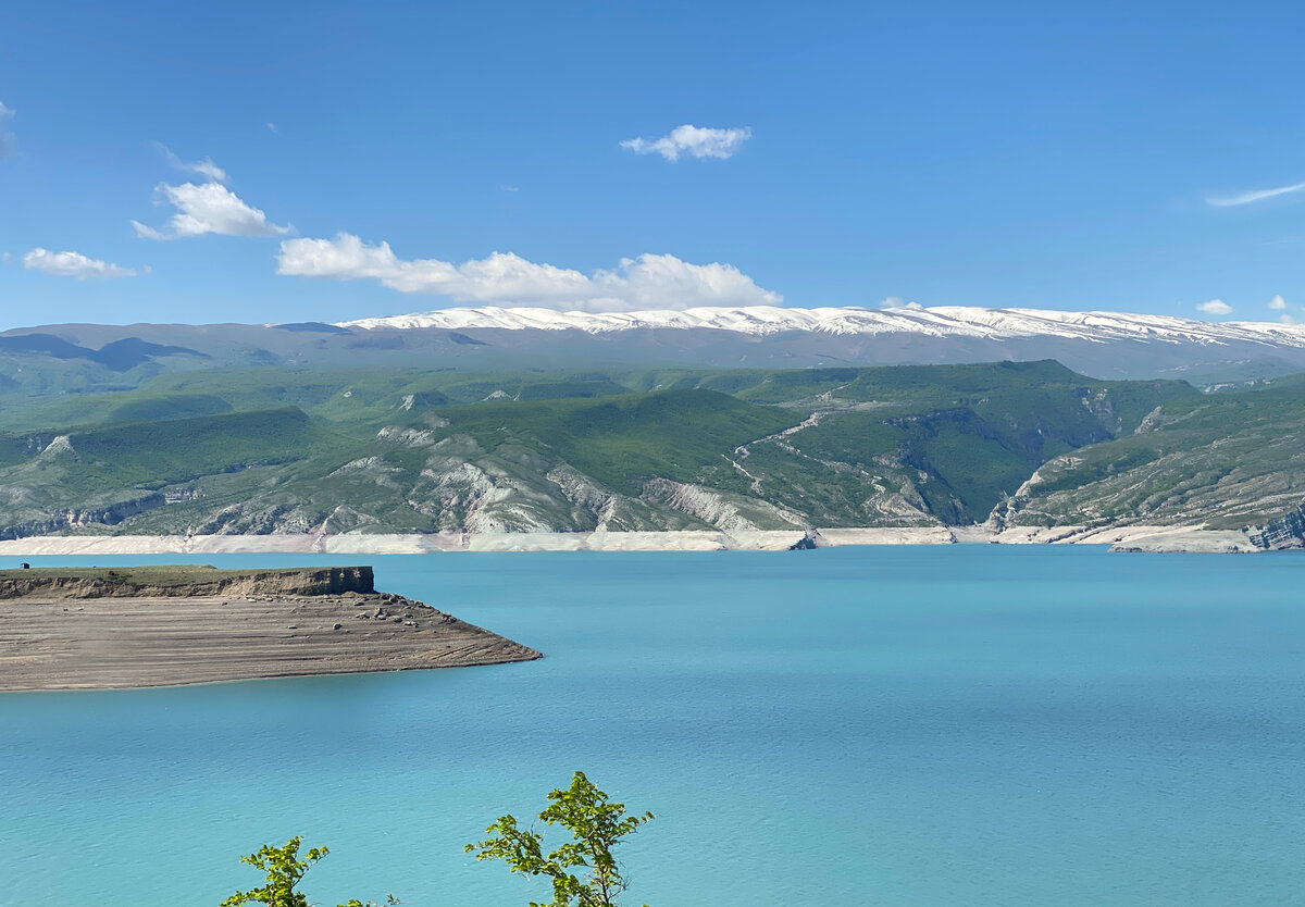 Чиркейское водохранилище, крупнеейшее на Северном Кавказе. Останавливались у него на экскурсии "Сулакский каньон-Бархан-Сарыкум". Еще нас катали на катере по нему :)