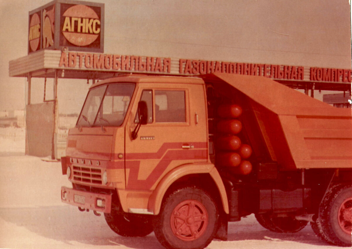 Газодизельный автомобиль КАМАЗ-55118, укомплектованный стальными баллонами на одной из челнинских станций.