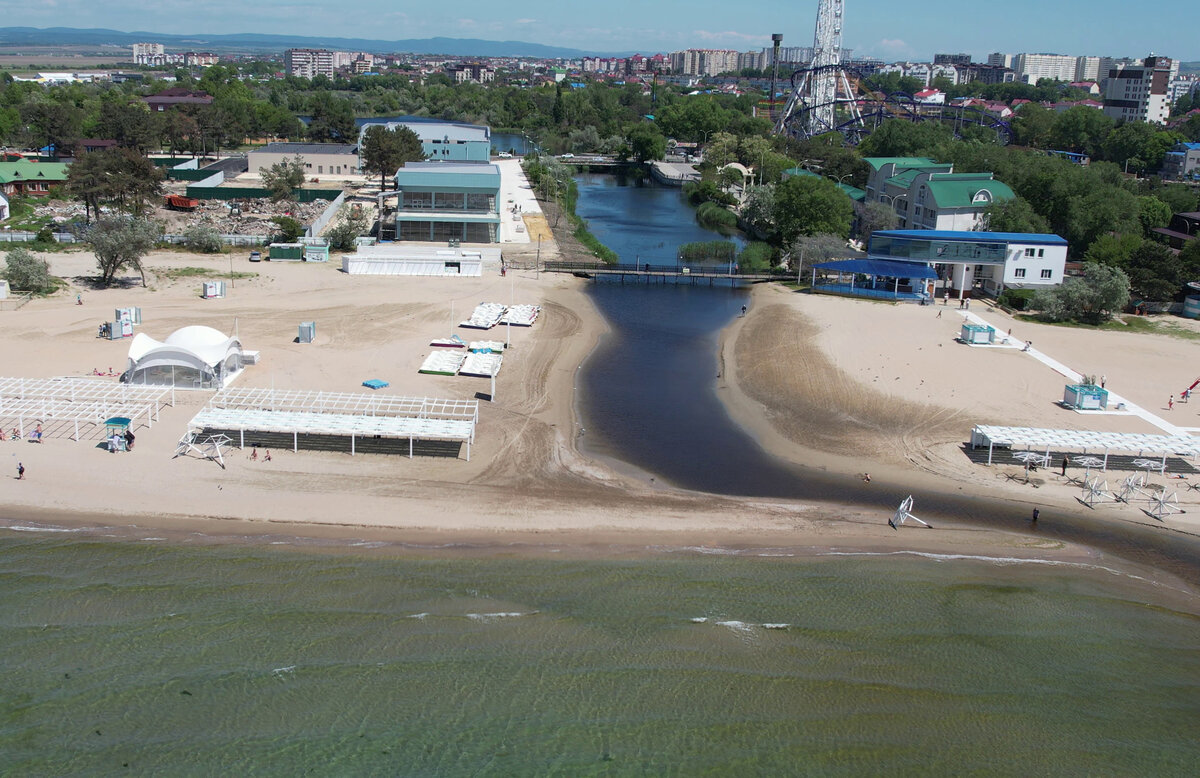 Вода в анапе на 14. Река Анапка впадает в море. Джемете речка Анапка. Вода в Анапе. Река Анапка в Анапе.