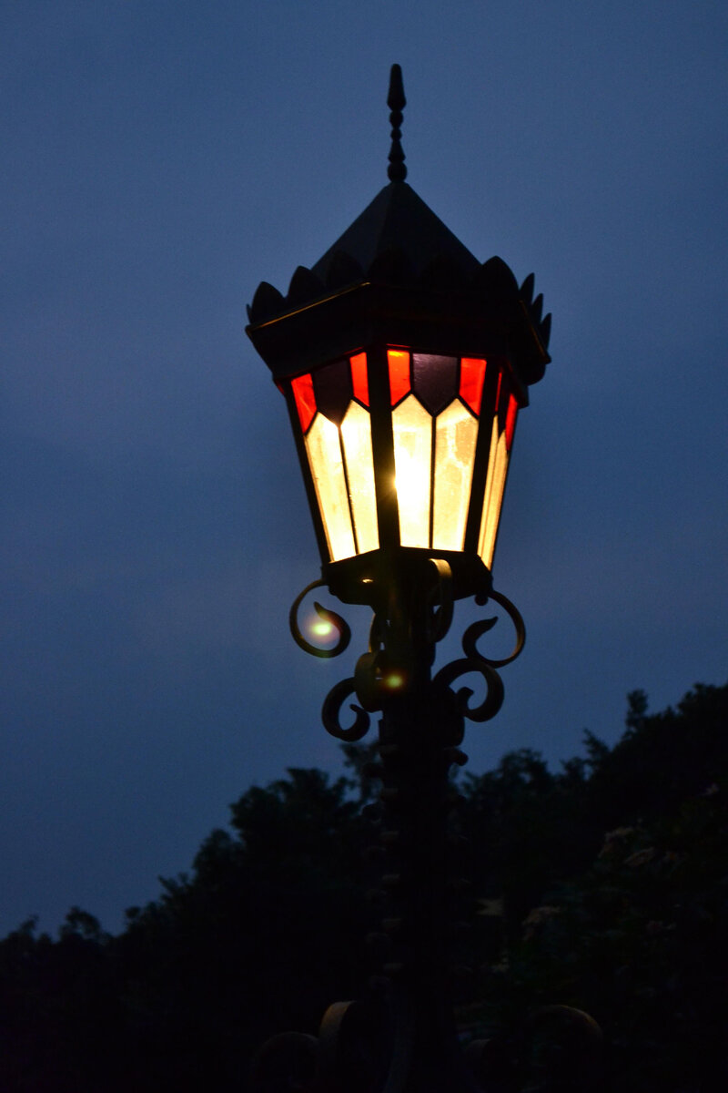 В американском фильме "Газовый свет" (оригинальное название - Gaslight) главный герой тушил свет в доме, а своей жене внушал, что ничего подобного не происходит и та просто начинает сходить с ума. Делал он всё это в корыстных целях (желая завладеть благосостоянием последней). Иллюстрация: jojo22 (MorgueFile)