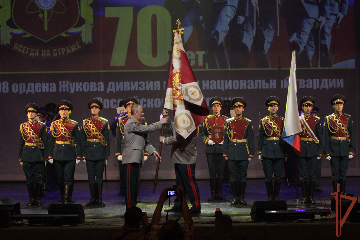 Командир знамени. Вручение боевого Знамени Северск. Боевые знамена Российской армии. День образования дивизии Дзержинского. Национальная гвардия России.