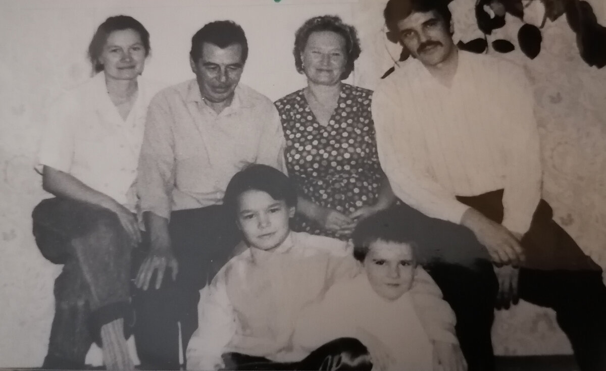 С моими родителями, сыновьями и мужем. Середина 90-х. Фото из семейного архива автора