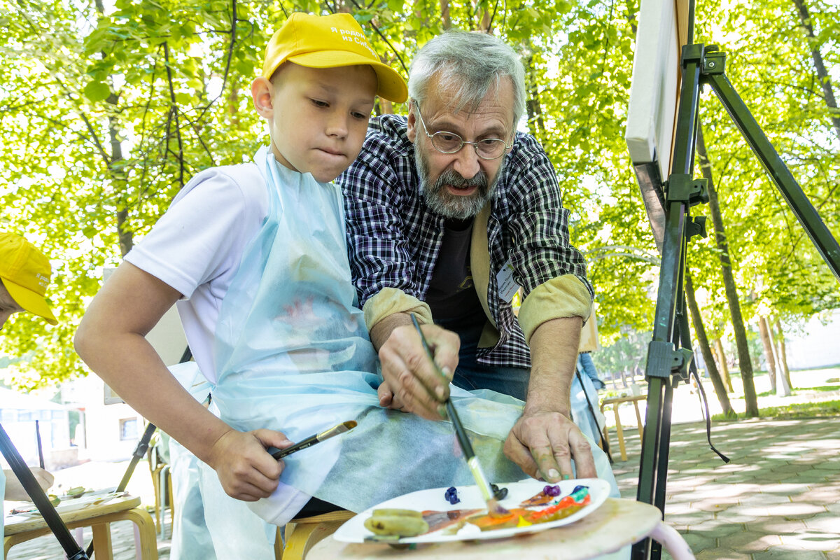 Председатель Новосибирского отделения Союза художников России Вадим Иванкин показывает, как смешивать краски.