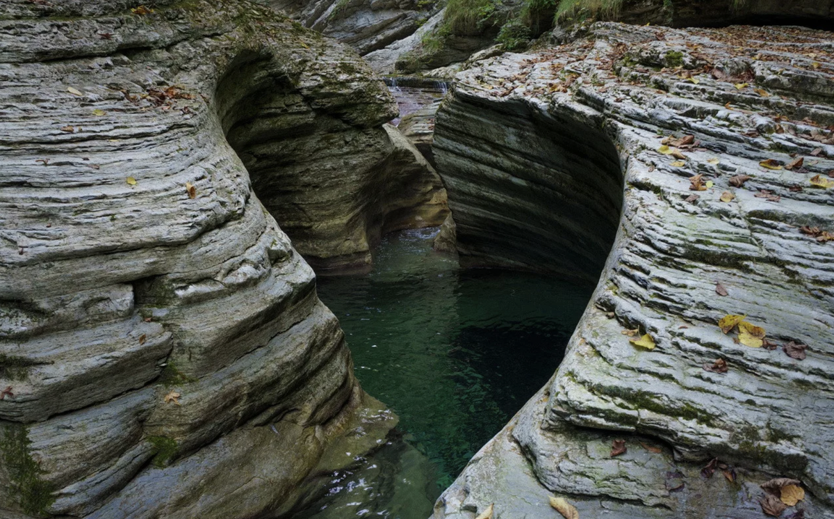 Водопад псечиако. Агурское ущелье в сочи. Чудеса краснодарского края. Чудеса краснодарского края. Каньон реки таштай туапсе.