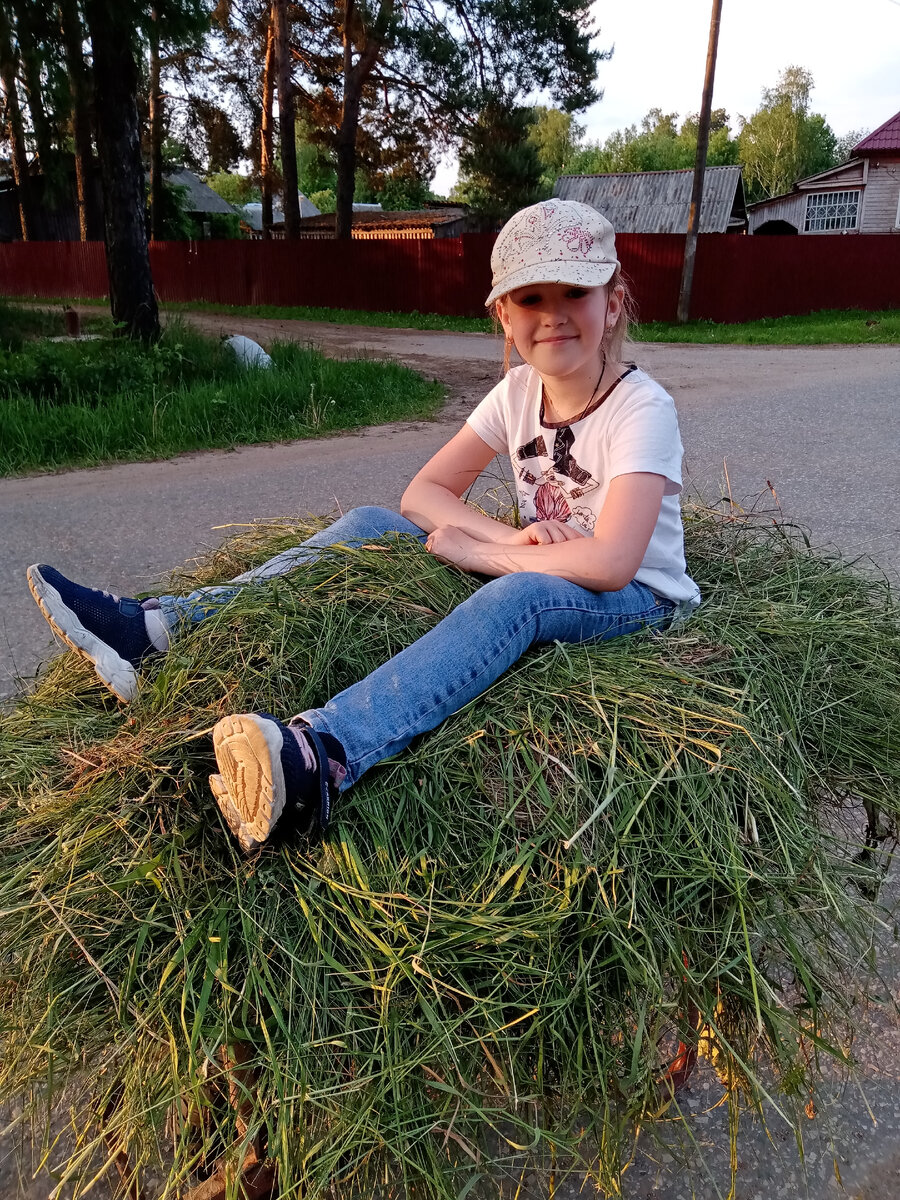 Василиса помогает дедушке