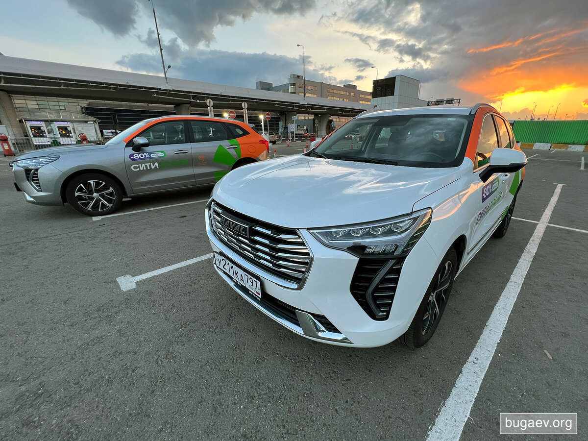 Haval Jolion Elite на закате на парковке аэропорта Внуково. Все фото и текст в статье — как обычно, мои.