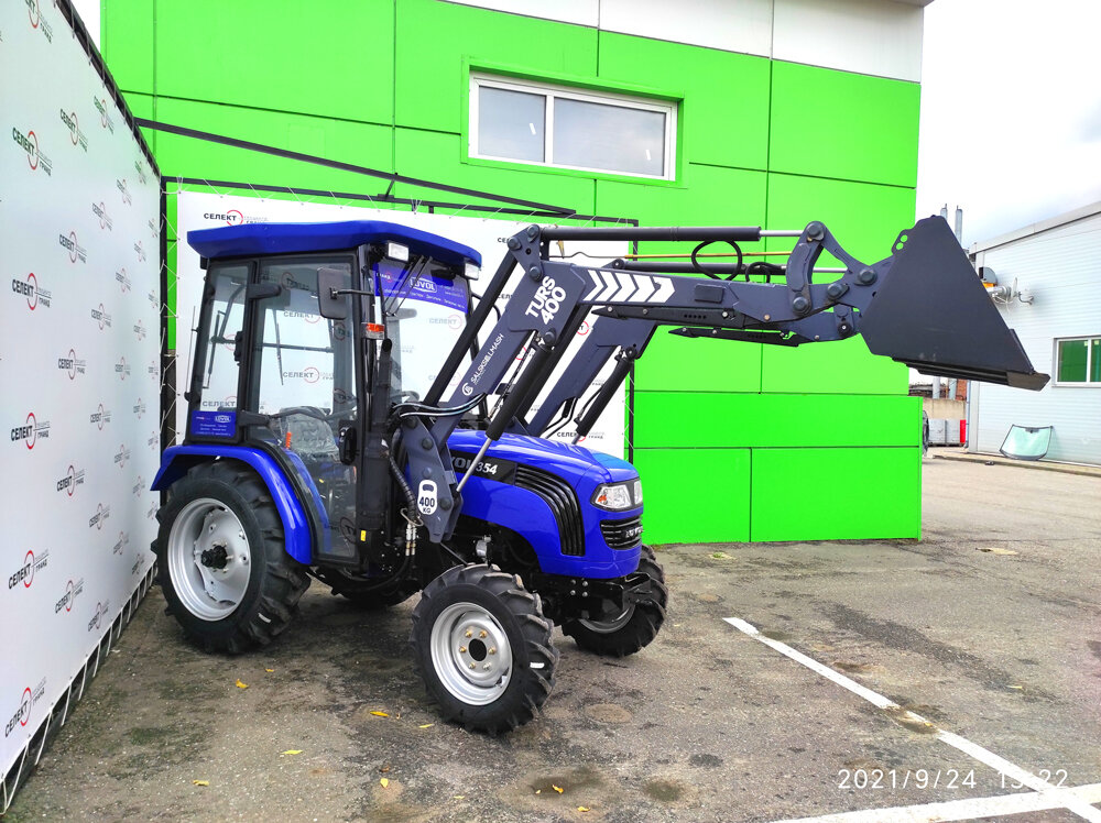 Коммунальный трактор LOVOL TE354 с фронтальным погрузчиком и щеткой.