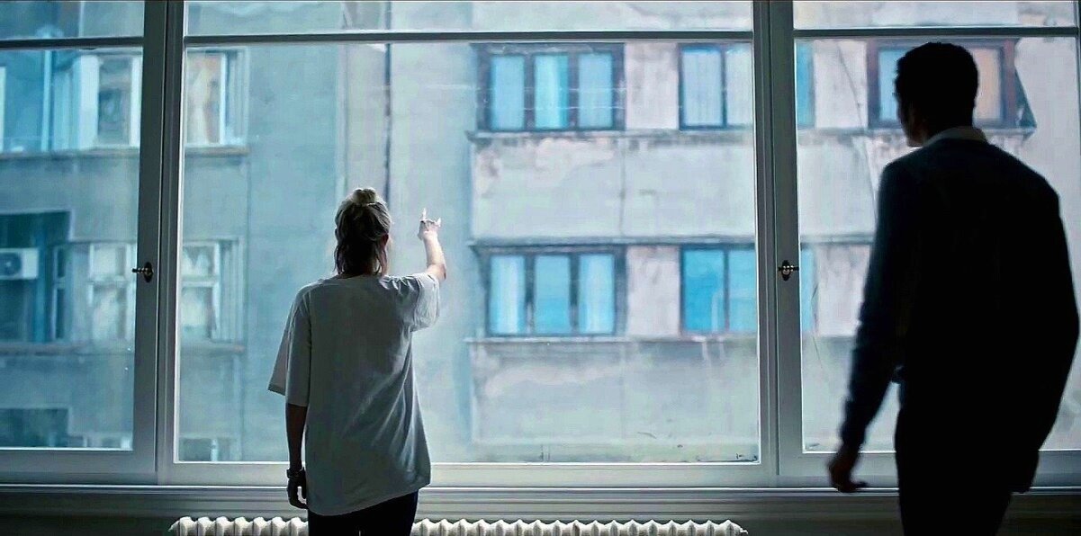 - Во-о-он оттуда зырят, как я здесь голая целыми днями разгуливаю. - Дорогая, а, может, мы просто шторы купим? - Шторы? Нет, они же нам весь фэн-шуй в квартире сломают. 