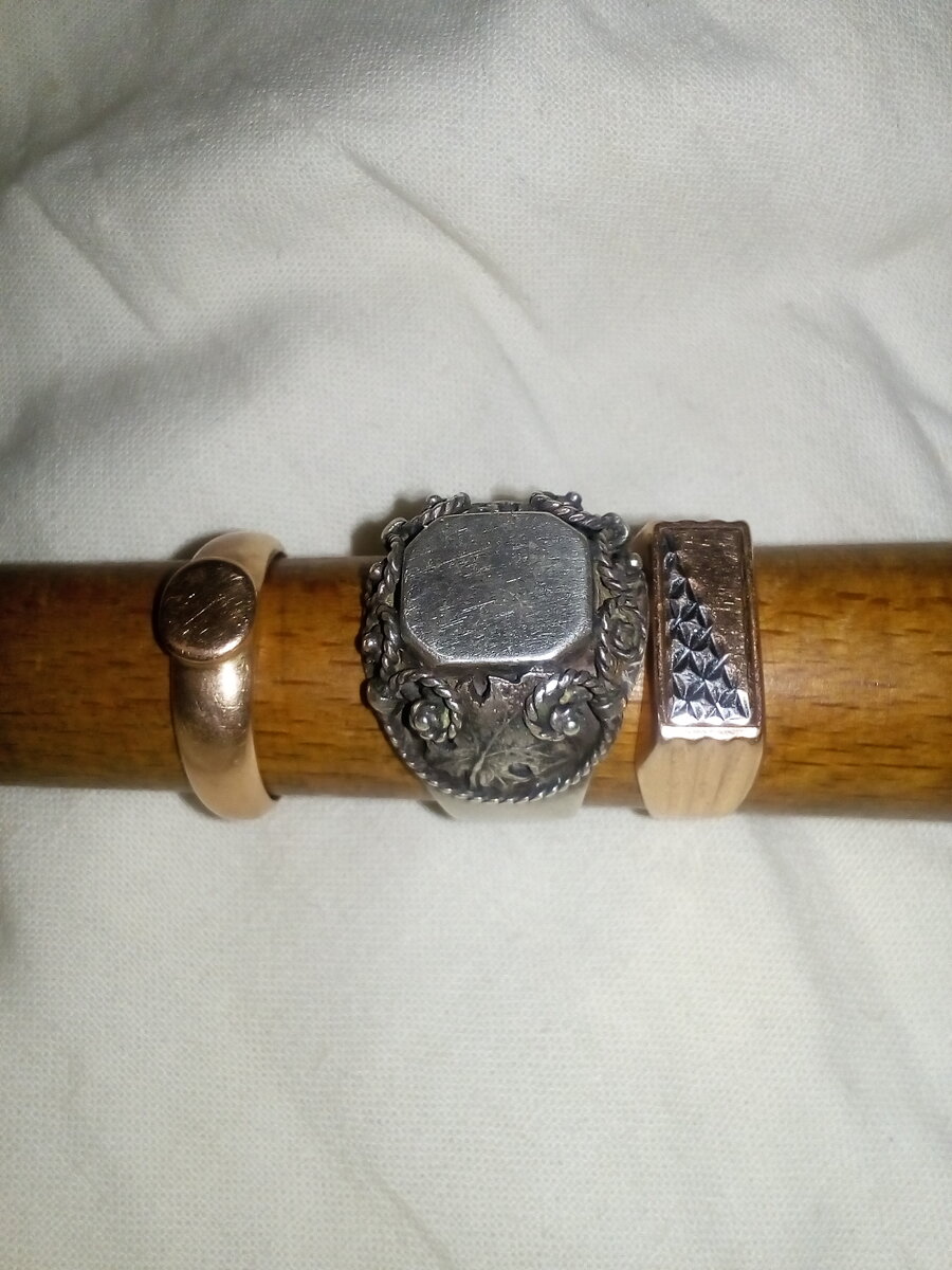 Печатка без клейм, похожа на 56-ю, 875 серебро 1979 года, и современная 585  3 грамма.