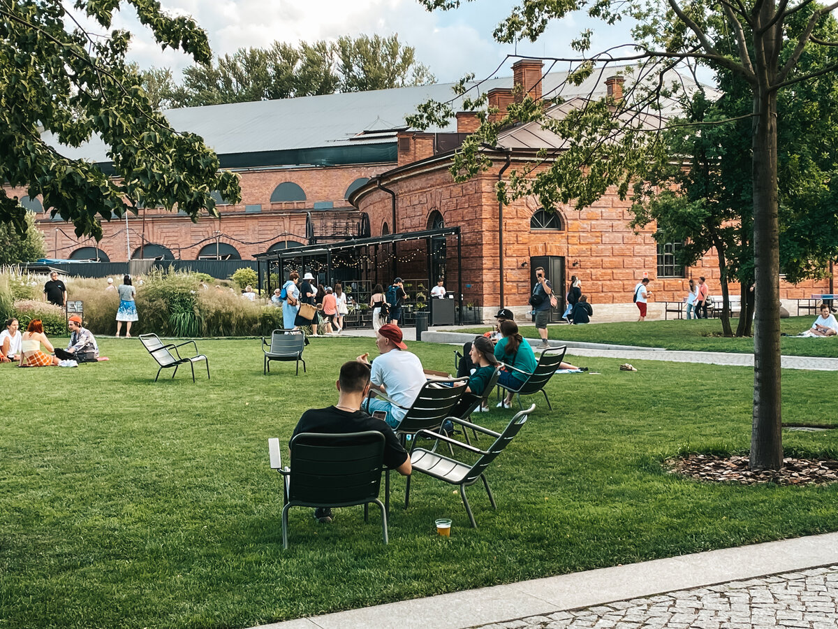 На острове Новая Голландия есть стулья в свободном доступе.