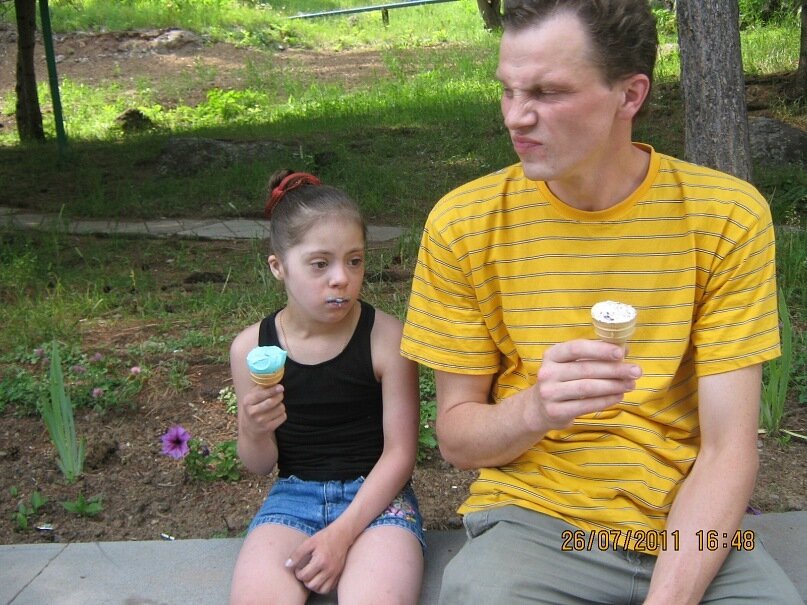 Мила с папой наслаждаются мороженым