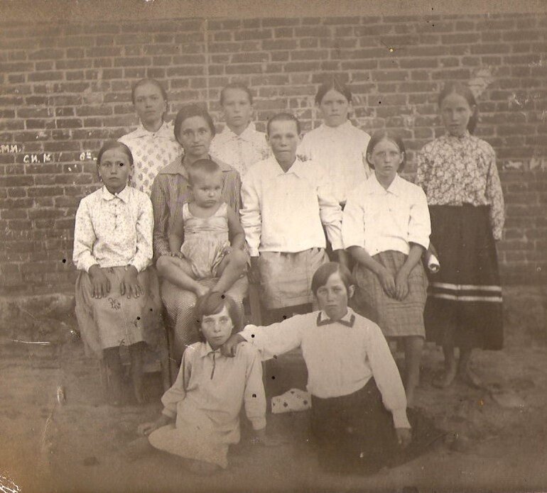 18-летняя заведующая Верхнегнилушанским детским домом Мария Андреевна Пугачева с воспитанниками. Фото из семейного архива Цыбиных