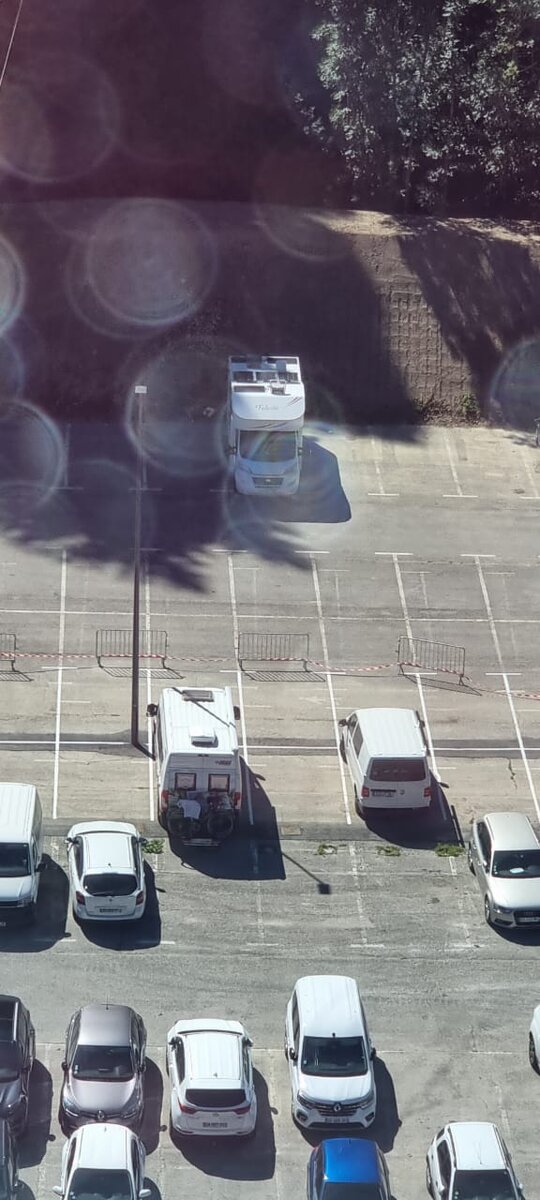 Вид на парковку и наш автодом с подъёмника 