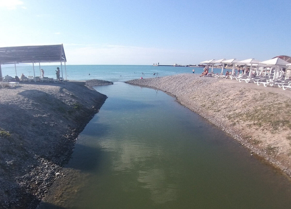 Протока между Чёрным морем и озером. Новороссийск, пляж Алексино