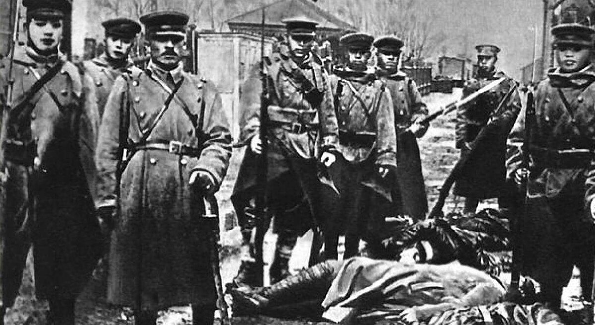 Последствия японской интервенции в Приморье. Второй слева, если не ошибаюсь, генерал Юи Мицуэ, командующий японскими войсками на Дальнем Востоке. Яндекс. Картинки.