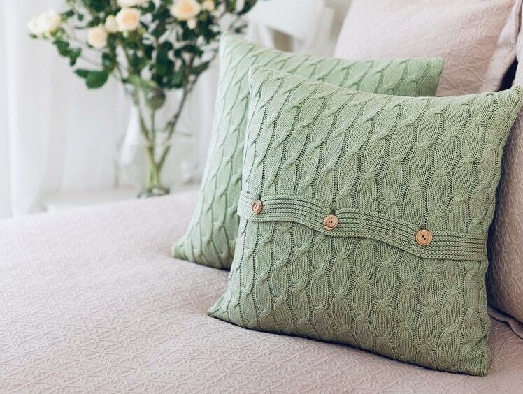 Вязаные наволочки с узором, состоящим из жгутов.